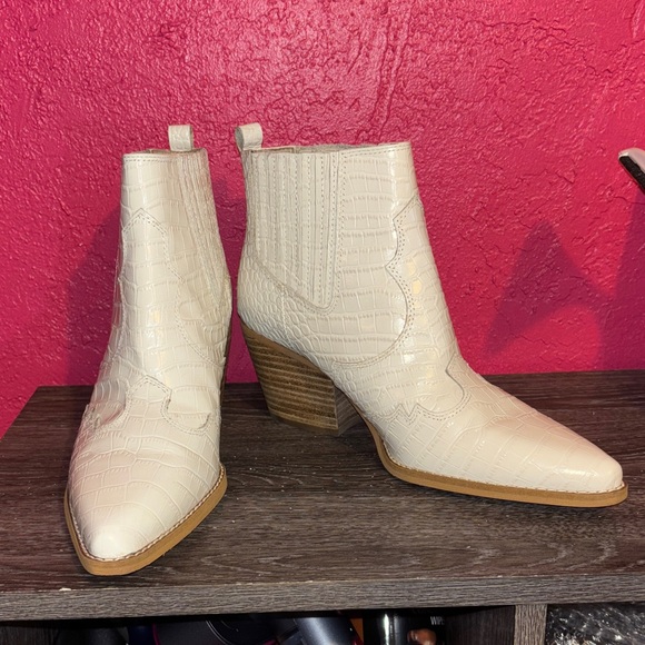 NWOT Sam Eldeman Cream Croc-Embossed western style Ankle Boots. Sz 8. - Picture 1 of 16